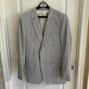Seersucker Suit, 42R jacket, 33x34 pants. European cut (slim) and lightweight.
